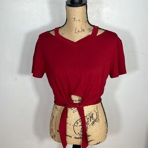 Short sleeve cut shoulder crop top in red size M